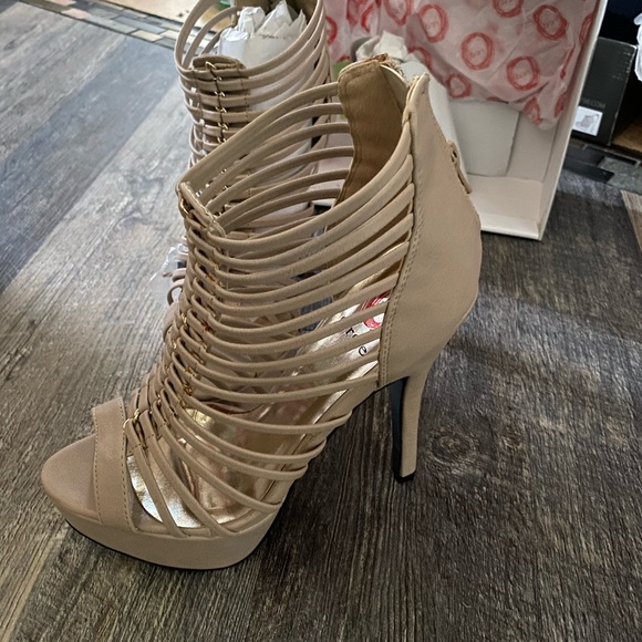 Women’s shoes - Picture 2 of 4